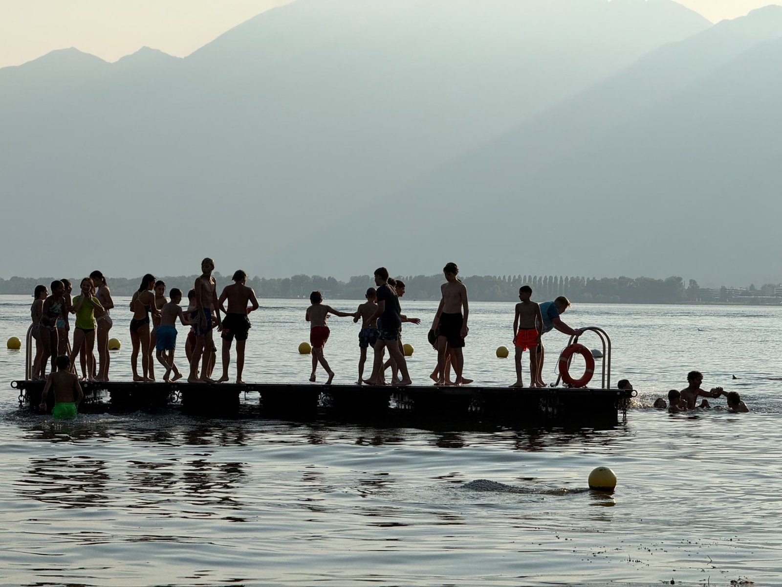 Judocamp Tenero: Kinder auf dem Badesteg am Lago Maggiore